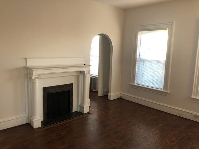 Building Photo - HUGE NEWLY RENOVATED 1BR IN HISTORIC HOME ...