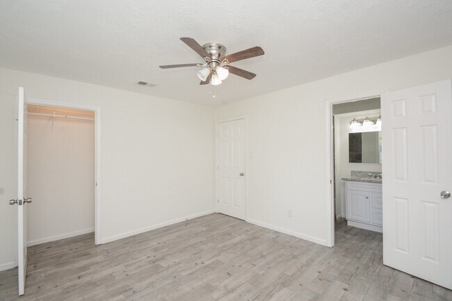 Building Photo - 1825 Live Oak Dr