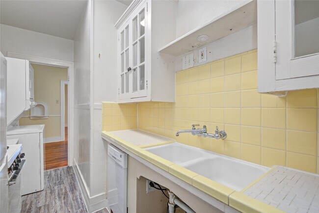 Building Photo - 401 W Clay St