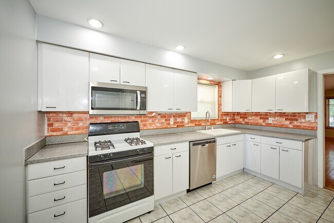 Building Photo - 8418 W Crain St