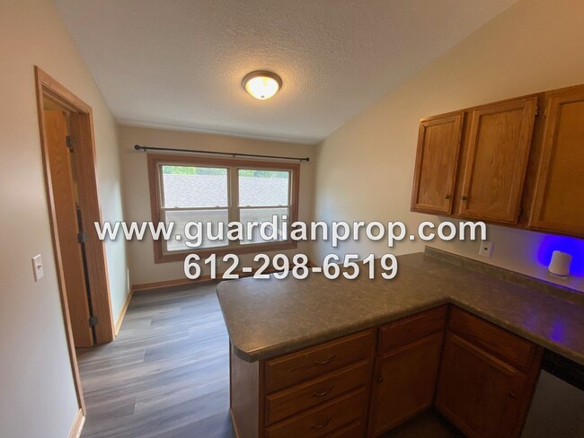 Building Photo - Updated Townhouse Available December 1st, ...