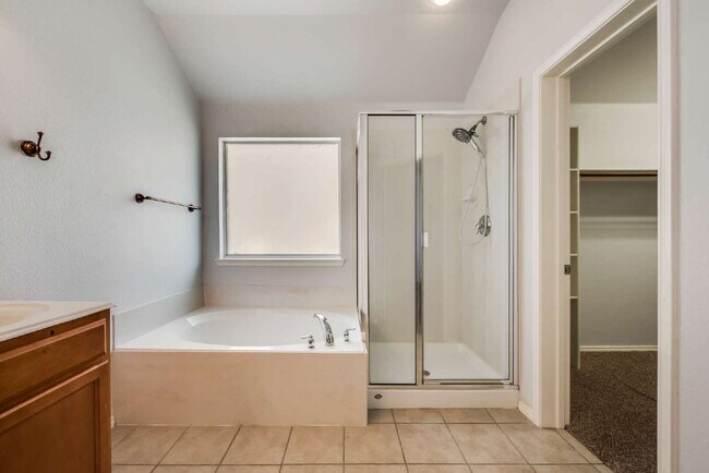 Building Photo - Gorgeous 3 Bed, 2 full bath gem located in the heart of the sought-after Chadwick Farms