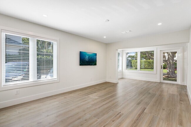 Building Photo - ** OLDE NAPLES ** 2 BED / 2 BATH - COMPLETELY REMODELED - PET OK! - ANNUAL RENTAL