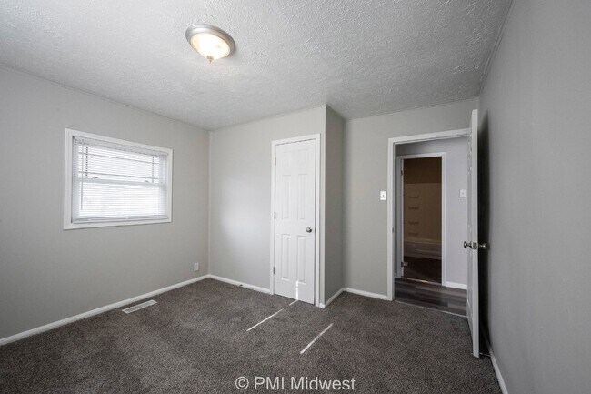 Building Photo - Charming 2-Bedroom Home with 725 Sq Ft in Indianapolis, IN - Must See!