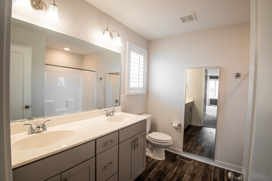 Building Photo - 329 NE Otter Dr