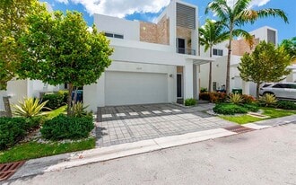 Building Photo - 6839 NW 103rd Ave