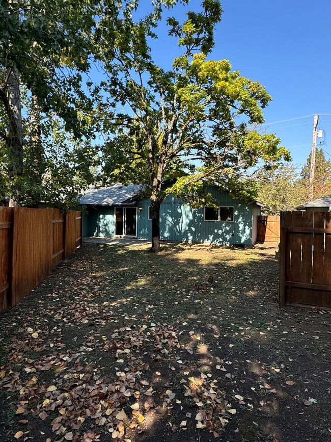 Building Photo - Far West Neighborhood Duplex