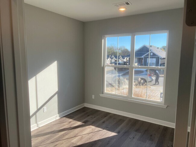 Building Photo - 3 Bed 3 Bath Home