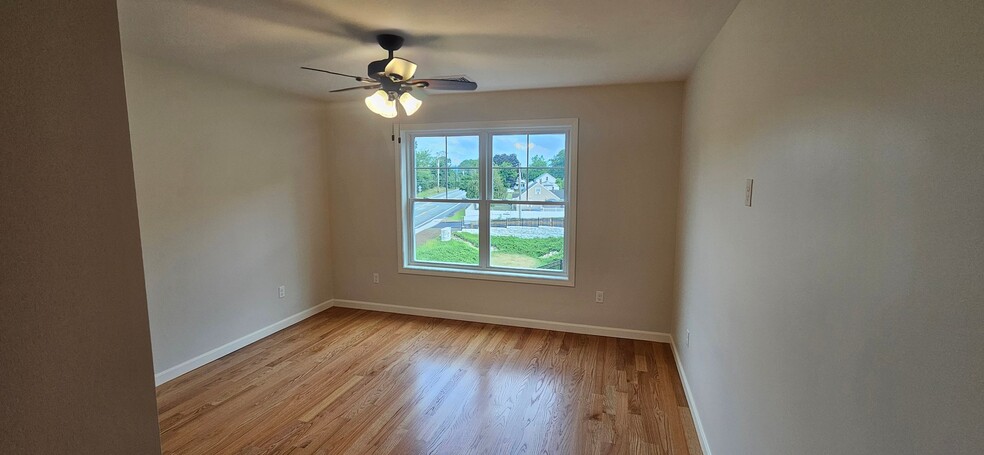 Building Photo - 719 Putnam Pike