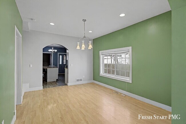 Building Photo - Spacious 5-Bed Home with 2.5 Baths