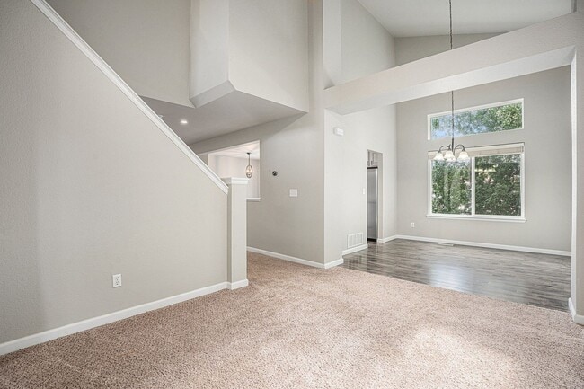Building Photo - Spacious 4-Bedroom Home with Gourmet Kitch...