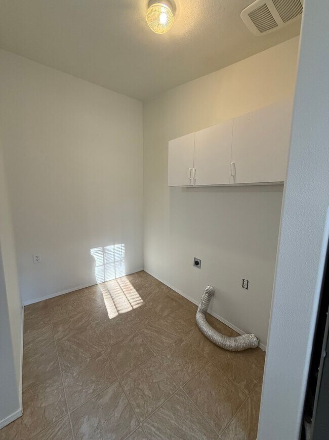 Building Photo - SPIRIT LAKE HOME (P#440)