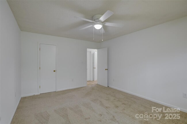 Building Photo - 405 N Summit Ave