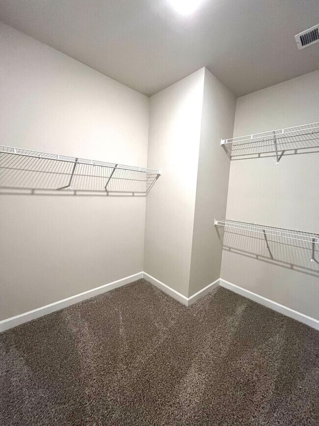 Building Photo - 3 BR, 2 BA with Fenced Yard and Fantastic Amenities!