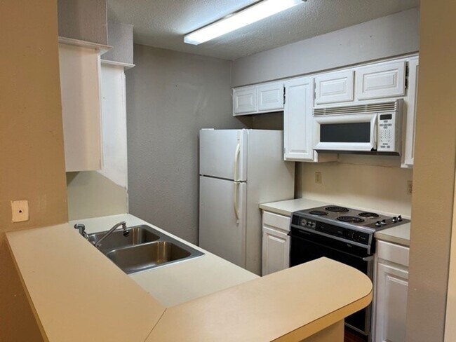 Building Photo - Spacious and bright 2 story condo!