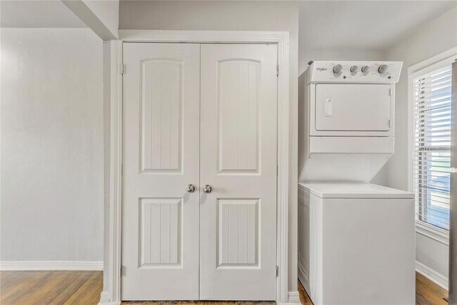 Building Photo - 1217 N Blackwelder Ave