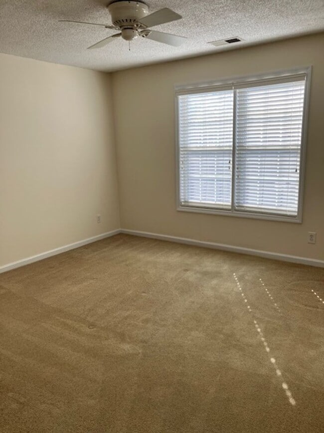 Building Photo - 715 Clearwater Ct