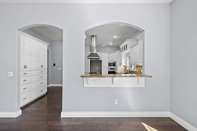 Building Photo - 5 Bedroom Dream Home!