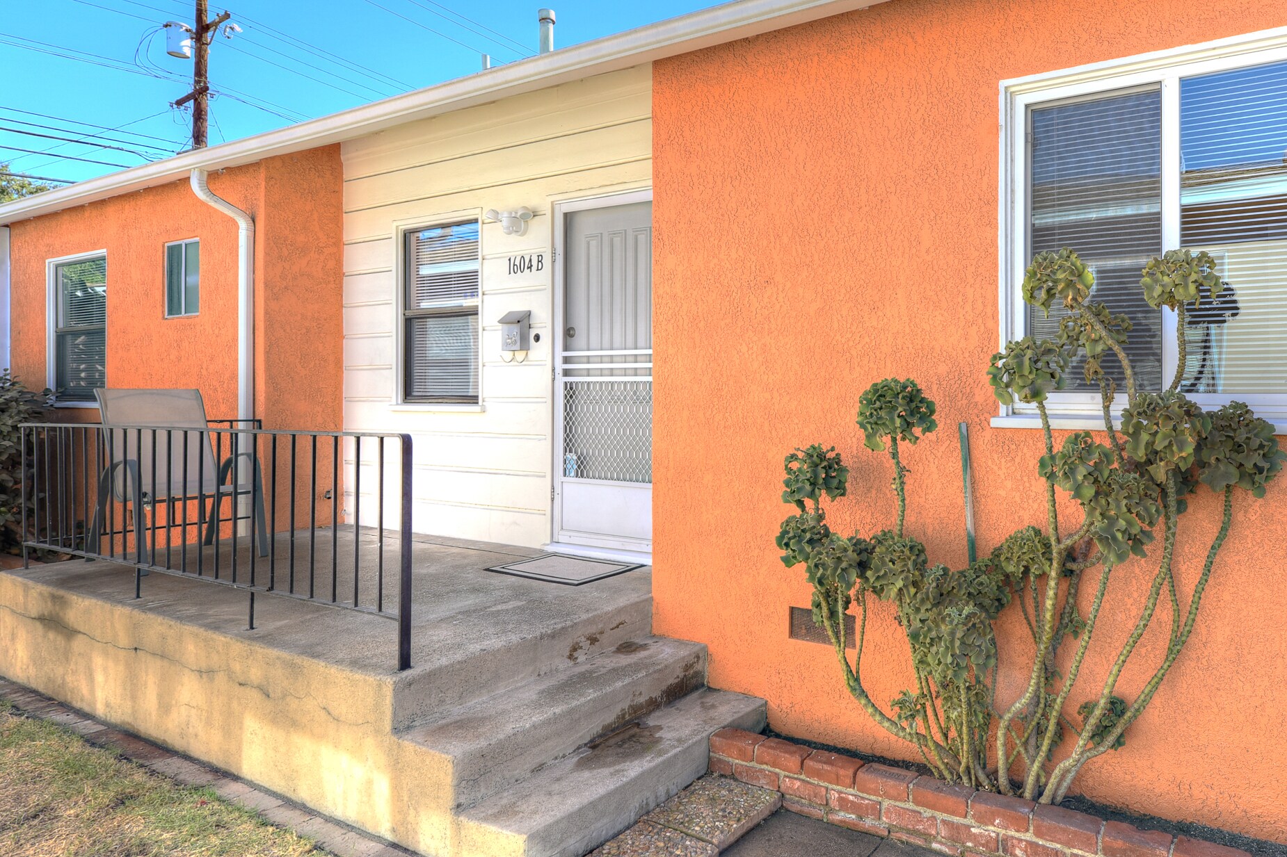 Building Photo - 1604 N Hollywood Way