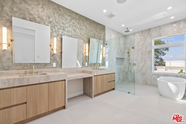 Building Photo - 16851 Encino Hills Dr