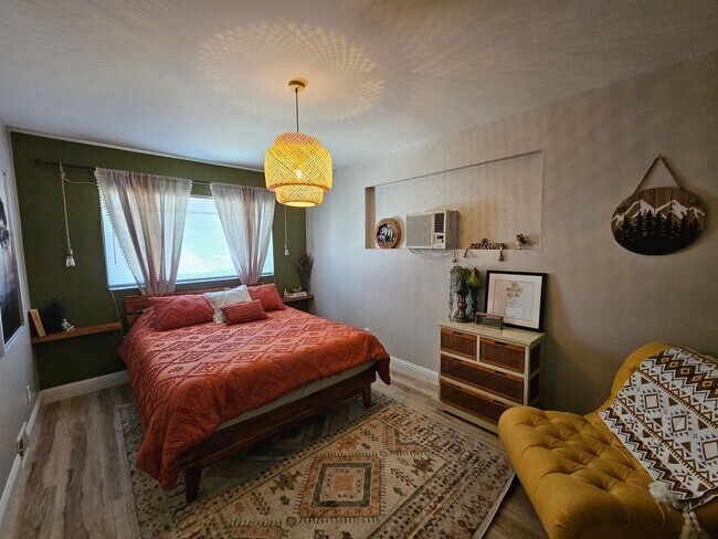 Building Photo - Spacious and Bright 2 Bed / 1 Bath with a ...