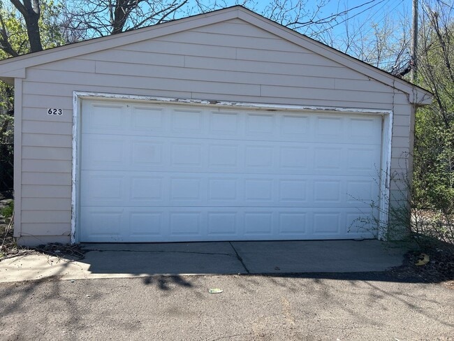 Building Photo - Spacious 3 bedroom 1 Bathroom House Available May 1st!