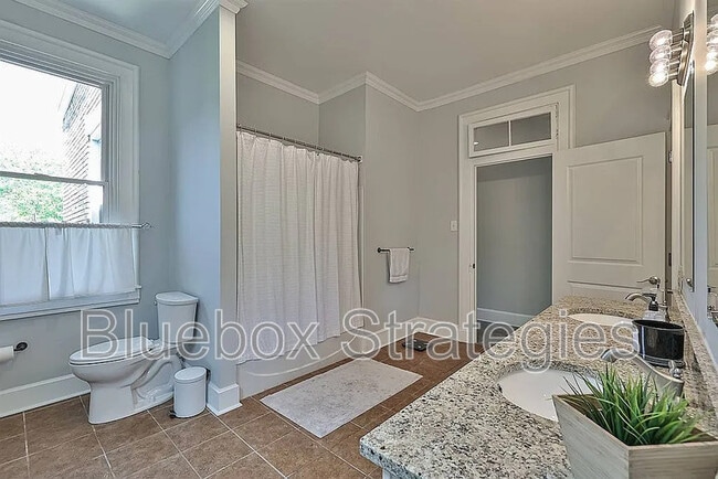 Building Photo - 2276 Loth St