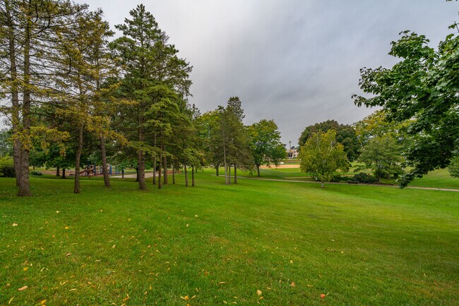 Building Photo - 211 Parkway Dr