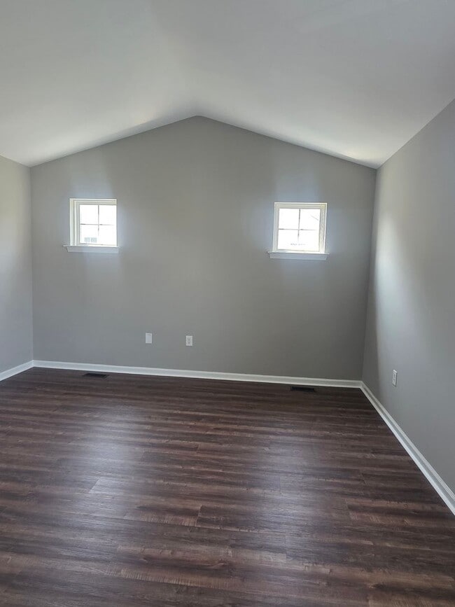 Building Photo - End Unit Townhouse in Brennan Estates- 2 B...