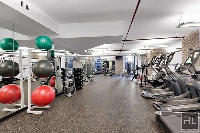 Building Photo - Spacious 3-Bedroom, 2-Bath Apartment on We...
