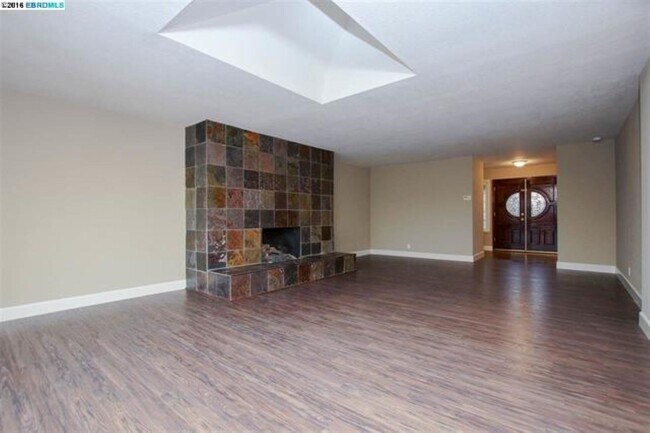 Building Photo - 1345 Shell Ct