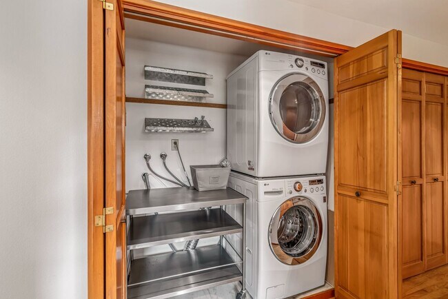 Building Photo - Large 2 Bedroom in Queen Anne * Utilities/ Parking Included*