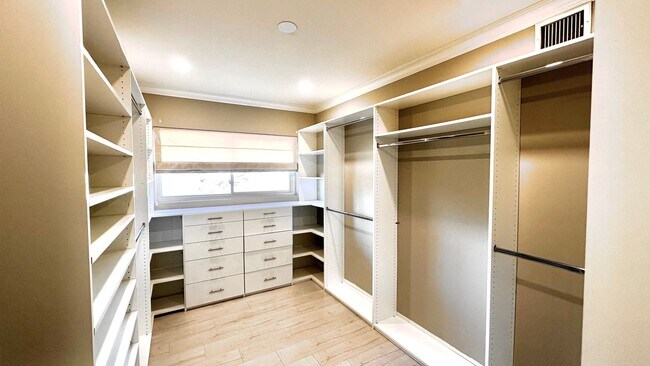 Building Photo - ABSOLUTELY STUNNING ENTERTAINER HOME (4 be...