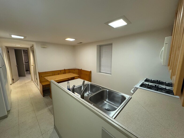 Kitcken - 5434 N Lotus Ave