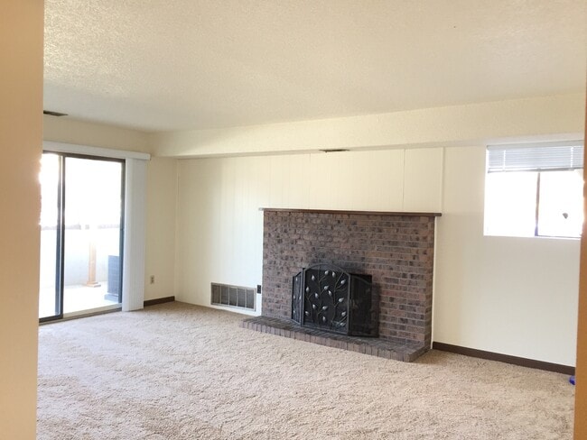 Building Photo - 2 Bed 1 Bath First Floor Corner Unit Manha...