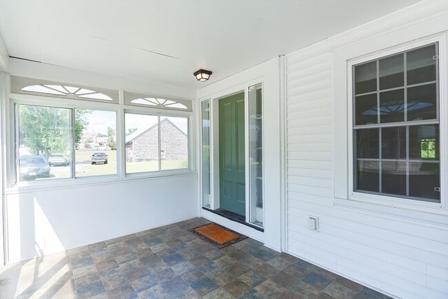 Building Photo - 118 Main St