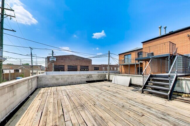 Building Photo - 2455 W Arthington St
