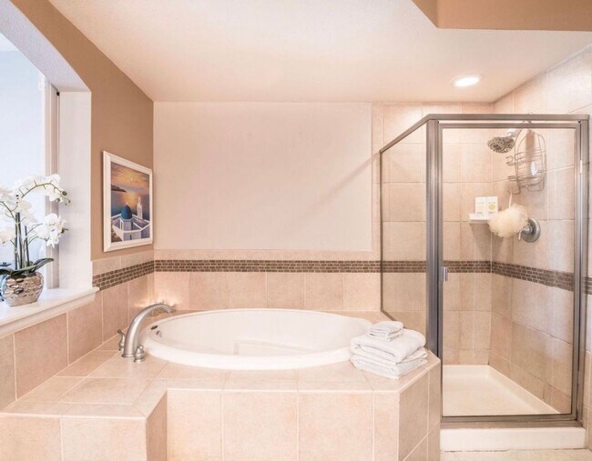 Building Photo - Stunning “Treehouse” Top-Floor Condo – 2 Bed / 2 Bath | One Block from City Park