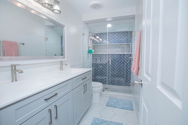 Building Photo - Beautifully Updated 3/2 Pool Home with Large Backyard in Lake Ajay (Gated Community)
