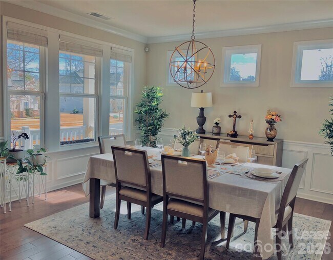 Building Photo - 8634 Shadetree St