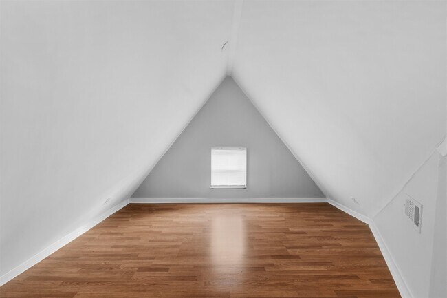 Building Photo - 871 University St