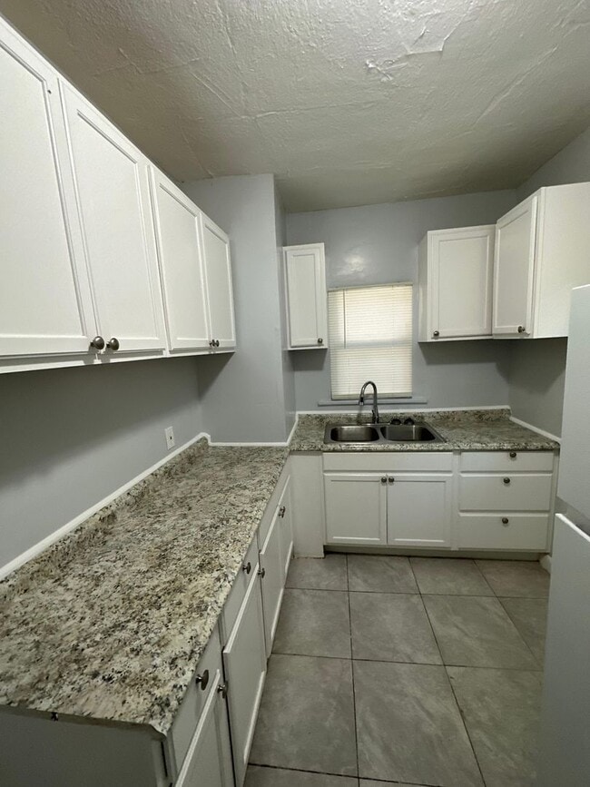 Building Photo - Fully Renovated 2/1 -Single Family Availab...