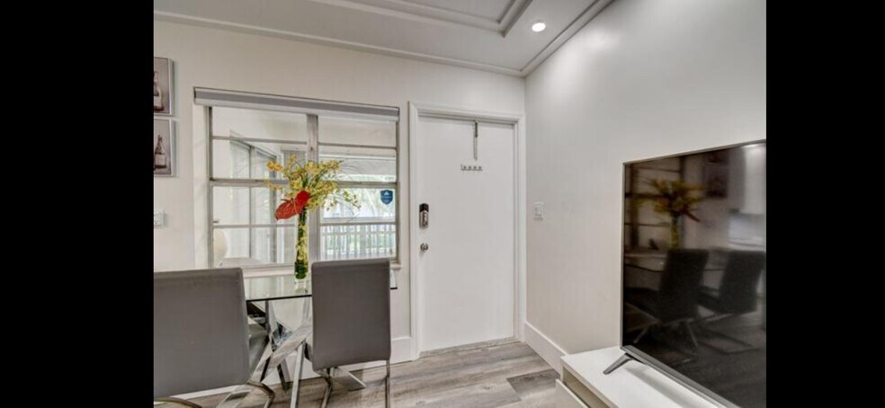 Building Photo - 100 Royal Palm Way