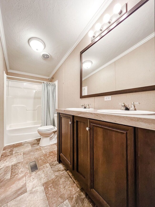 Building Photo - LOCATION! 5 mins from Carolina Beach bridg...