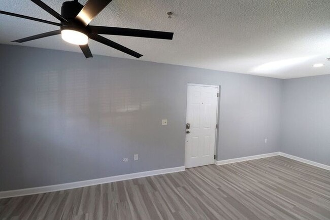 Building Photo - Newly renovated first floor condo! 2 bedrooms