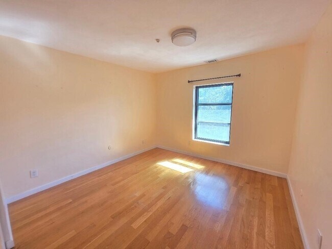 Building Photo - 123 Elm St