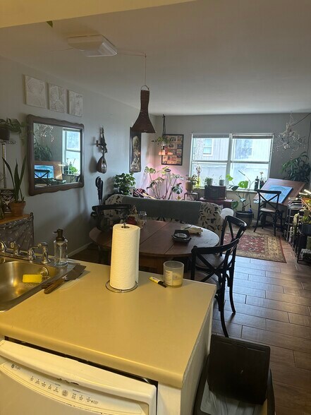 Dining - 229 E King St