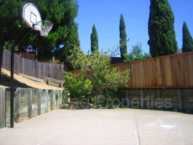 Building Photo - 6252 Ridgemont Dr