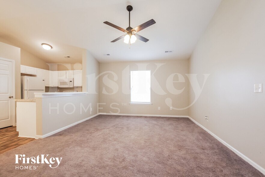 Building Photo - 5823 Hamilton Oaks Dr