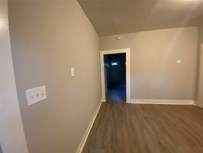 Building Photo - 121 Parker Ln